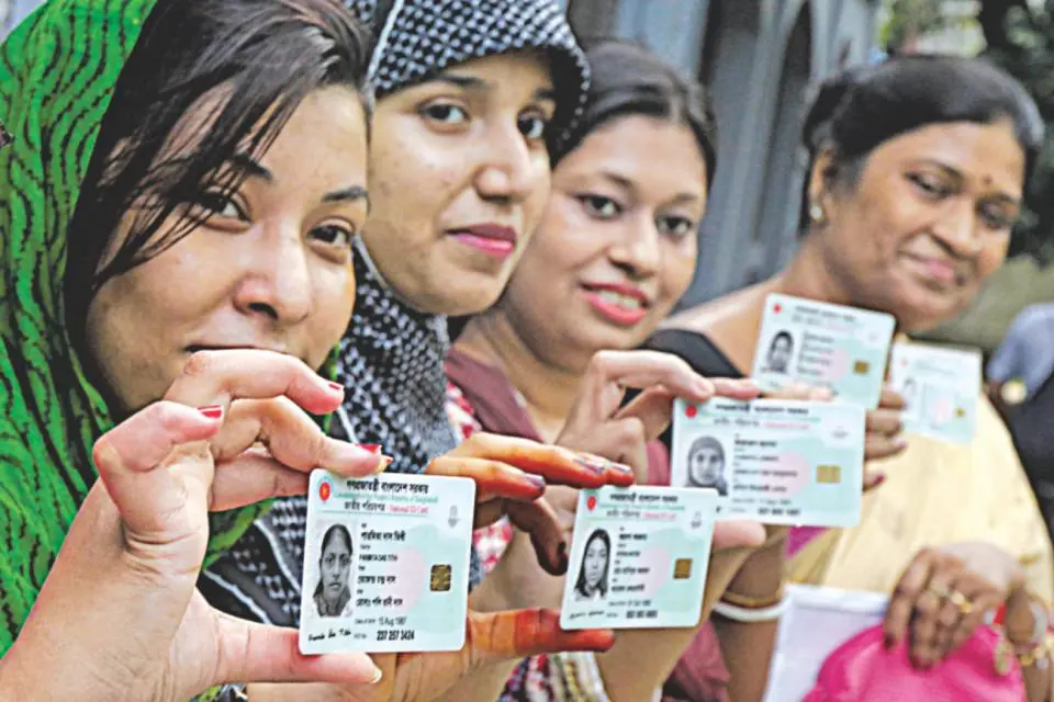 স্মার্ট জাতীয় পরিচয়পত্র বিতরণ কার্যক্রমের ছবি